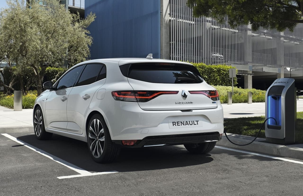 Renault-Megane-hatch-plug-in-hybrid-rear-three-quarter
